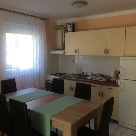 Obiteljski Filip U Blizini Plaze Za Djecu